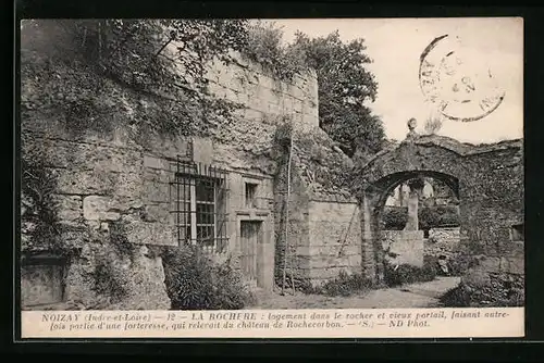 AK Noizay, La Rochere, Logement dans le rocher et vieux portail