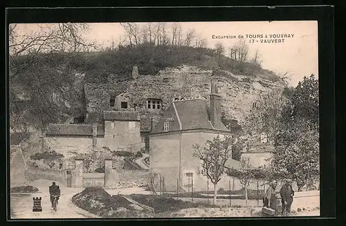 AK Vauvert, Radfahrer vor den Wohnhäusern