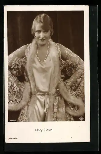 AK Dary Holm, die Schauspielerin in einem seidigen Abendkleid mit Perlen