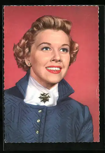 AK Doris Day, Portrait der Schauspielerin im blauen Mantel