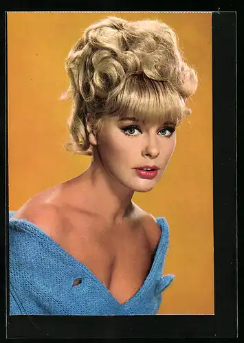 AK Elke Sommer, Portrait der Schauspielerin im blauen Strickkleid