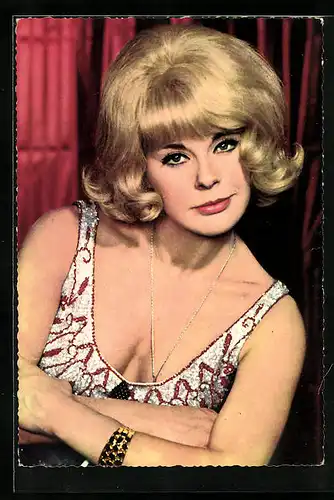 AK Elke Sommer, Portrait der jungen Schauspielerin im festlichen Abendkleid