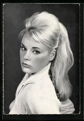 AK Elke Sommer, Portrait der Schauspielerin mit dem Blick über die Schulter gerichtet