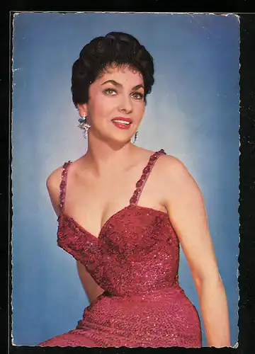 AK Gina Lollobrigida, Portrait der Schauspielerin in einem roten Abendkleid