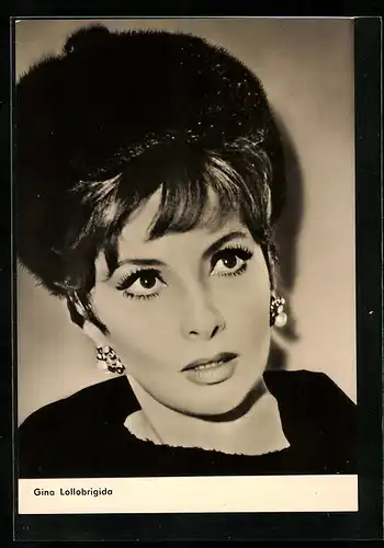 AK Gina Lollobrigida, Portrait der Schauspielerin mit einer Pelzmütze und Perlenohrringen