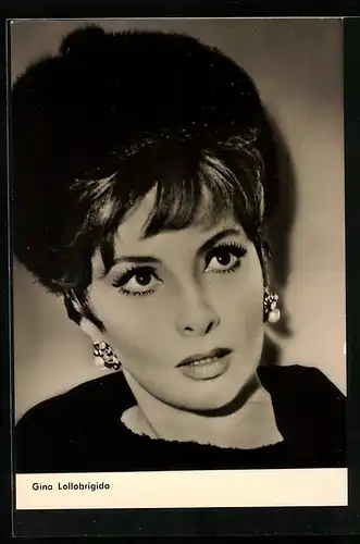 AK Gina Lollobrigida, Portrait der Schauspielerin in Abendmode, bekannt aus Filmen wie Untreue Bis zum bitteren Ende