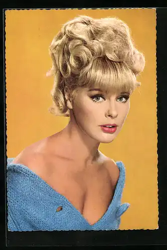 AK Elke Sommer, Portrait der Schauspielerin im blauen Strickkleid mit Hochsteckfrisur