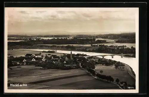 AK Marktl a. Inn, Blick auf den Ort und die Brücke über den Fluss