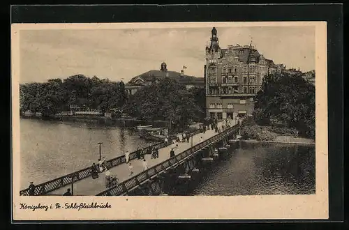 AK Königsberg i. Pr., Passanten spazieren über die Schlossteichbrücke