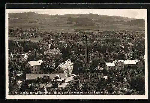 AK Bad Kudowa, Blick vom Schlossberg auf den Kurpark und die Badehäuser