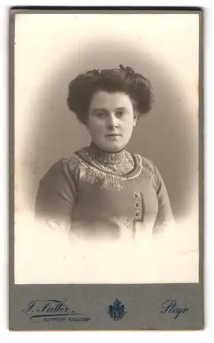 Fotografie Josef Futter, Steyr, Pfarrgasse 14, Dame in besticktem Oberteil