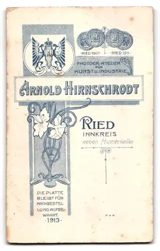 Fotografie Arnold Hirnschrodt, Ried, Dame in Denkerpose