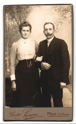 Fotografie Gustav Simon, Melk a. Donau, Bahnhofstrasse, Schöne Frau mit Ehemann