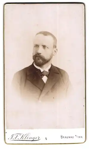 Fotografie J. F. Klinger, Braunau a. Inn, Ringstrasse 23, Mann mit Vollbart und Silberblick