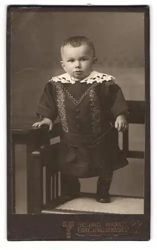 Fotografie Heinrich Wagner, Ehrenfriedersdorf, Chemnitzerstr., Kleines Kind im modischen Kleid