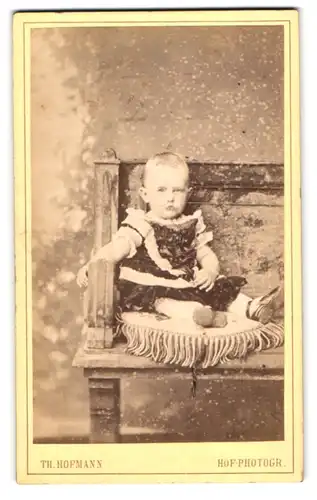 Fotografie Th. Hofmann, Pirna, Kleines Kind im hübschen Kleid