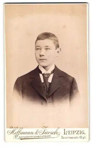 Fotografie Hoffmann & Jursch, Leipzig, Dorotheen-Str. 10, Junger Herr im Anzug mit Krawatte