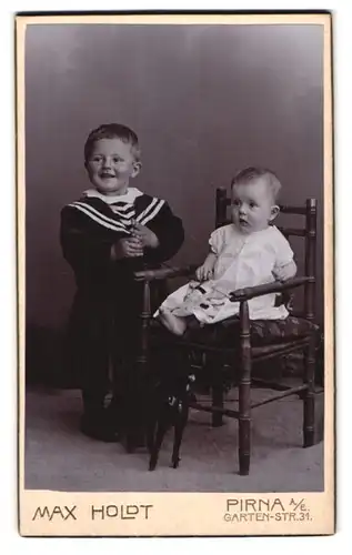 Fotografie Max Holdt, Pirna a /E., Garten-Str. 31, Kleiner Junge im Samtkleid mit Kleinkind