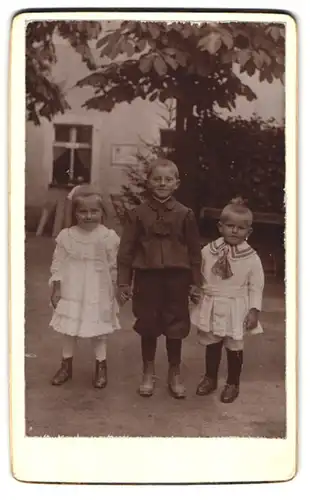 Fotografie unbekannter Fotograf und Ort, Drei Kinder in modischer Kleidung