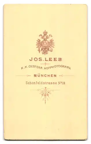 Fotografie Jos. Leeb., München, Schönfeldstr. 18, Junger Herr im Anzug mit Vollbart