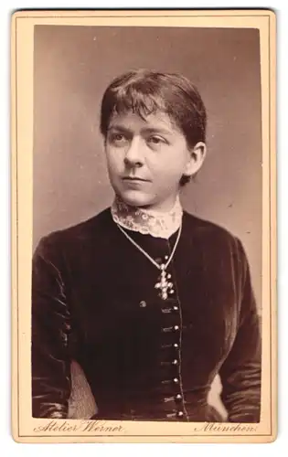 Fotografie Franz Werner, München, Schwanthaler-Str. 1, Junge Dame im Samtkleid mit Kreuzkette