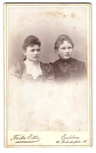 Fotografie Fritz Ette, Eisleben, Bahnhofstr. 18, Zwei junge Damen in hübscher Kleidung