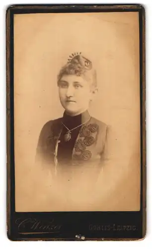 Fotografie C. Winzer, Gohlis-Leipzig, Leipziger Str. 7, Junge Dame mit Hochsteckfrisur und Halskette