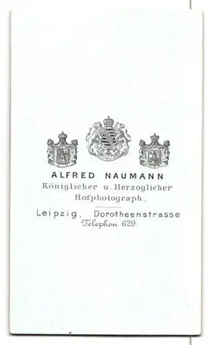 Fotografie Alfred Naumann, Leipzig, Dorotheenstr., Junge Dame im Kleid mit Kreuzkette