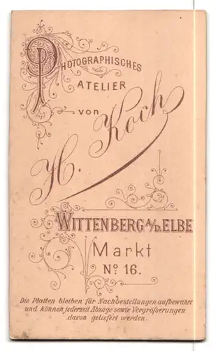 Fotografie H. Koch, Wittenberg a. d. Elbe, Markt 16, Modisch gekleideter Herr mit Stock