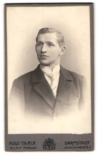Fotografie Hugo Thiele, Darmstadt, Wilhelminenstr. 6, Junger Herr im Anzug mit Krawatte