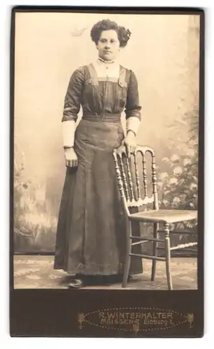 Fotografie R. Winterhalter, Meissen-R., Elbberg 1, Junge Dame im modischen Kleid