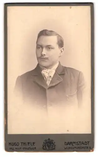 Fotografie Hugo Thiele, Darmstadt, Wilhelminenstr. 6, Modisch gekleideter Herr mit Oberlippenbart