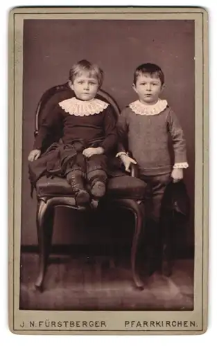 Fotografie J. N. Fürstberger, Pfarrkirchen, Kleines Mädchen und Junge in hübscher Kleidung