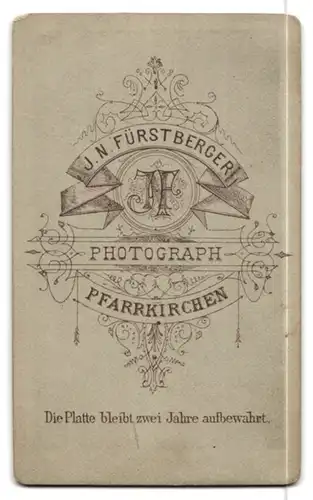 Fotografie J. N. Fürstberger, Pfarrkirchen, Kleines Mädchen und Junge in hübscher Kleidung