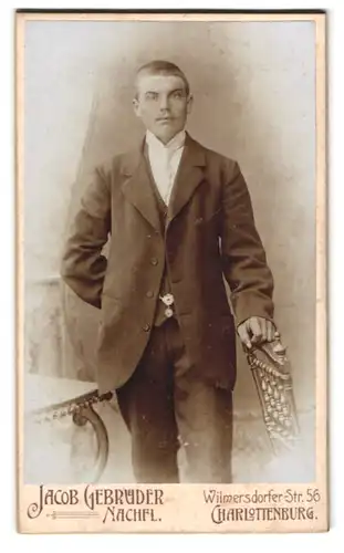 Fotografie Jacob Gebrüder Nachfl., Berlin-Charlottenburg, Wilmersdorfer-Str. 56, Junger Herr im Anzug mit Krawatte