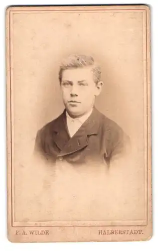 Fotografie F. A. Wilde, Halberstadt, Junger Mann in modischer Kleidung
