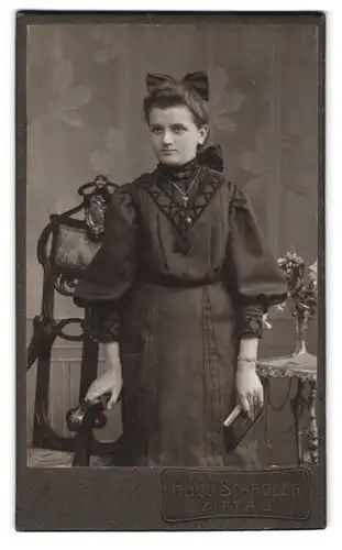 Fotografie Hugo Schröder, Zittau, Milchstr. 7, Junge Dame im Kleid mit einem Buch