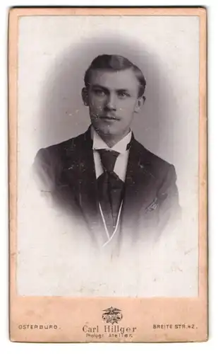 Fotografie Carl Hillger, Osterburg, Breitestr. 42, Junger Herr im Anzug mit Krawatte