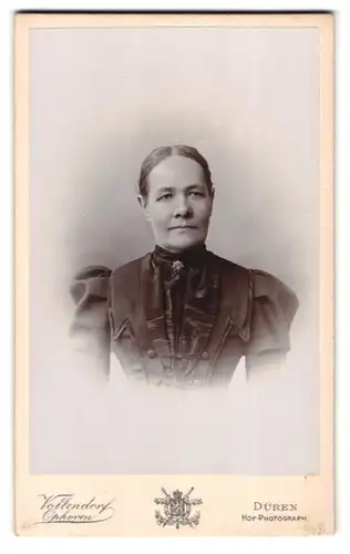Fotografie Vollendorf Ophoven, Düren, Oberstr. 35, Bürgerliche Dame mit zurückgebundenem Haar
