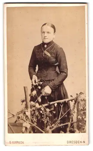 Fotografie Gustav Karsch, Dresden-N., Gr. Meissenerstr. 17, Bürgerliche Dame mit Kragenbrosche u. Kreuzkette