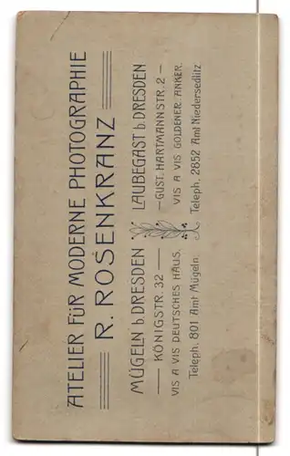 Fotografie R. Rosenkranz, Mügeln b. Dresden, Königstr. 32, Süsses Kleinkind im Hemd sitzt auf Fell