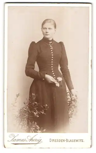 Fotografie James Aurig, Dresden-Blasewitz, Residenzstr. 8, Junge Dame im Kleid mit Kreuzkette