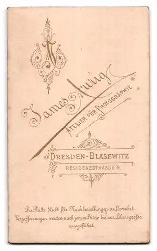 Fotografie James Aurig, Dresden-Blasewitz, Residenzstr. 8, Junge Dame im Kleid mit Kreuzkette