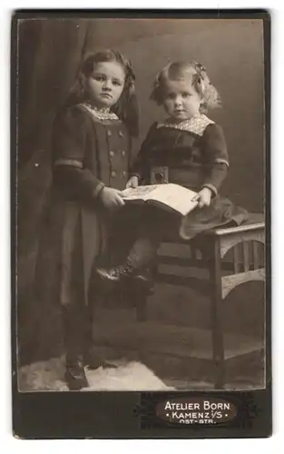 Fotografie Atelier Born, Kamenz i. S., Ost-Str., Mädchen im Kleid und Schwesterchen mit Buch