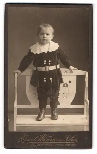 Fotografie Emil Winzer u. Sohn, Potschappel, Tharandterstr., Kleiner Junge im Samtanzug mit weissem Kragen