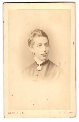 Fotografie Leeb & Co., München, Schönfeldstr. 18, Junge Dame mit Amulett