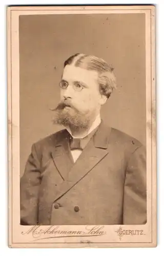 Fotografie M. Ackermann Sohn, Goerlitz, Schützenstr. 2, Stattlicher Herr mit Brille und Vollbart