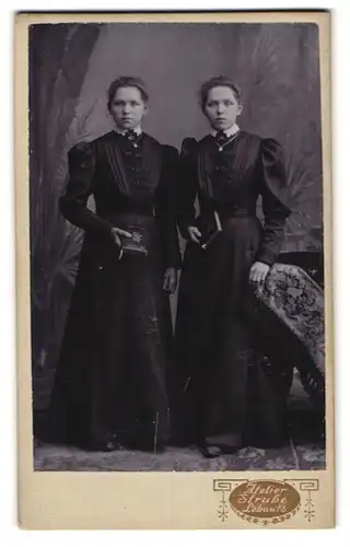 Fotografie Alex. Strube, Löbau i /S., Zwei junge Damen in Kleidern mit Büchern