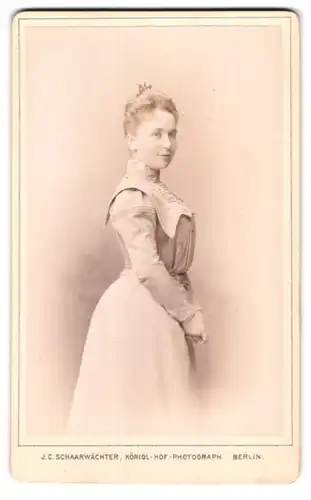 Fotografie J. C. Schaarwächter, Berlin, Leipziger Str. 130, Junge Frau in Kleid mit besticktem Überwurf