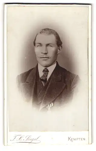Fotografie F. H. Siegel, Kempten, Herr mit leichtem Oberlippenbart trägt eine Medallie